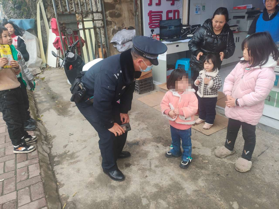 小孩家门口走丢 民警几经努力找回