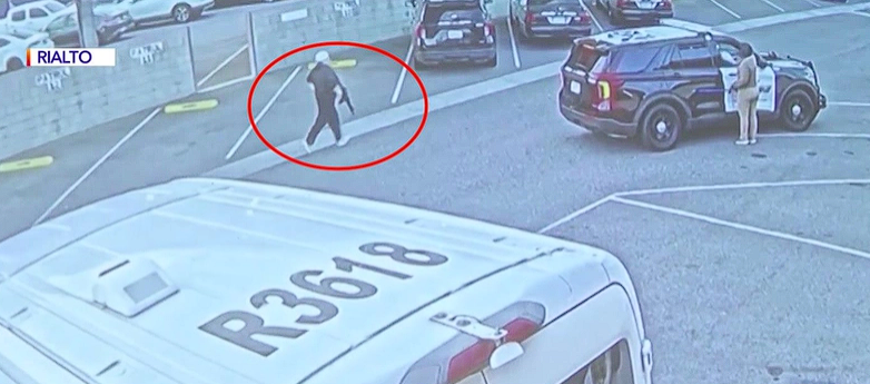 美国男子持枪闯入警局(KTLA电视台)