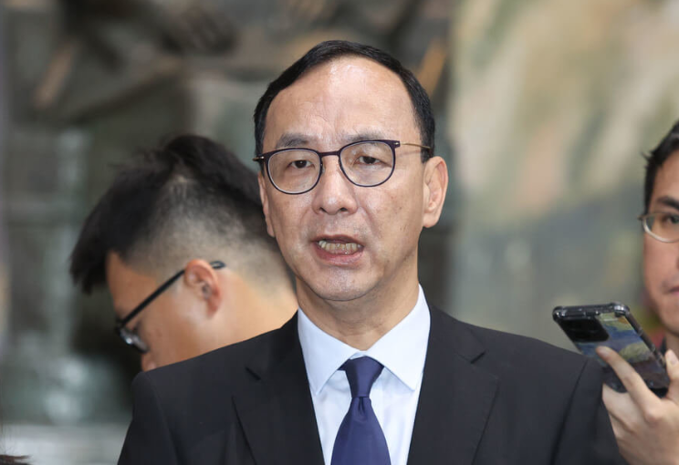 “绿委”提陆配拿岛内身份证要“宣誓效忠”,朱立伦批:不要预设立场