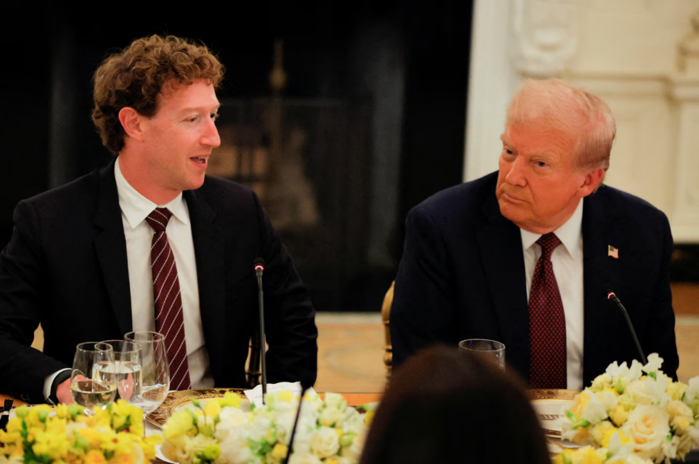 资料图：2025年9月，美国华盛顿，特朗普和扎克伯格（左）在一场白宫晚宴上。图源：外媒