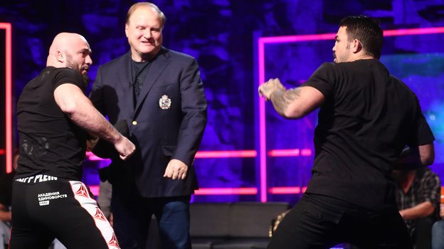 伊斯梅洛夫(左)与佩里(右)在新闻发布会上的画面,图源:俄罗斯“Sport-Express”网站