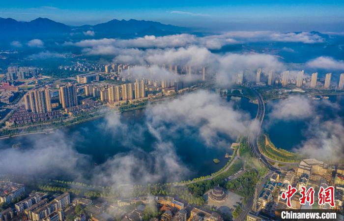 航拍江西武宁县城平流雾景观 云雾缭绕美如画