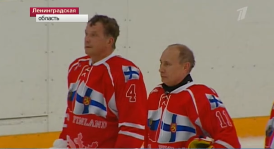 2012年，普京（右）和尼尼斯托（左）在俄罗斯打冰球时的画面。资料图，图源：俄罗斯第一频道视频截图