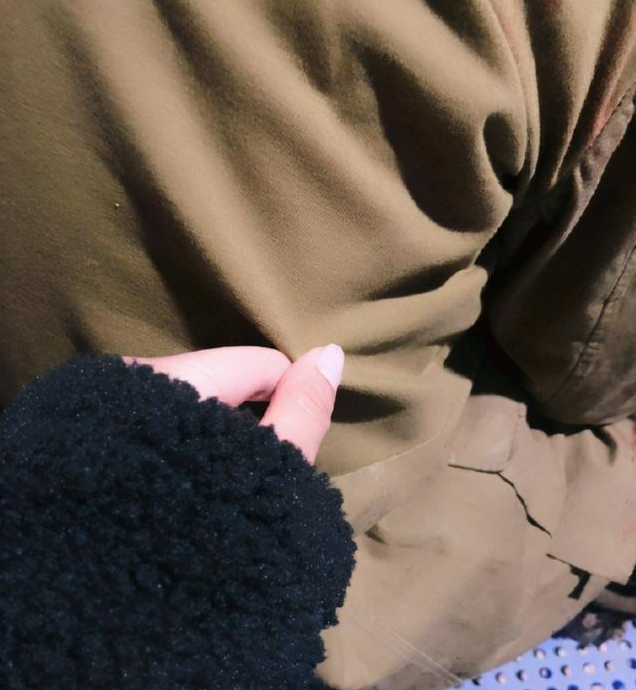 谢楠轻拉吴京衣角示爱 甜蜜庆祝结婚七周年