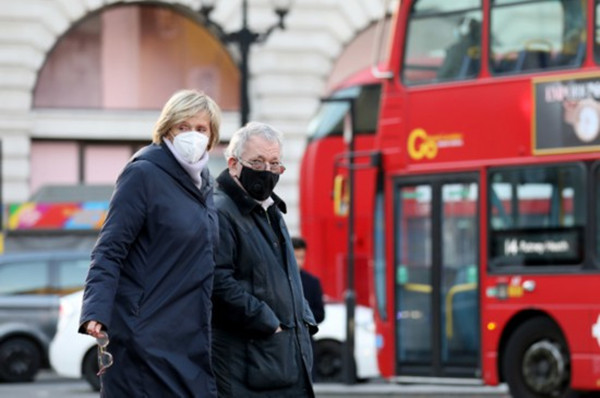 11月25日，人们在英国伦敦佩戴口罩出行。新华社记者 李颖 摄