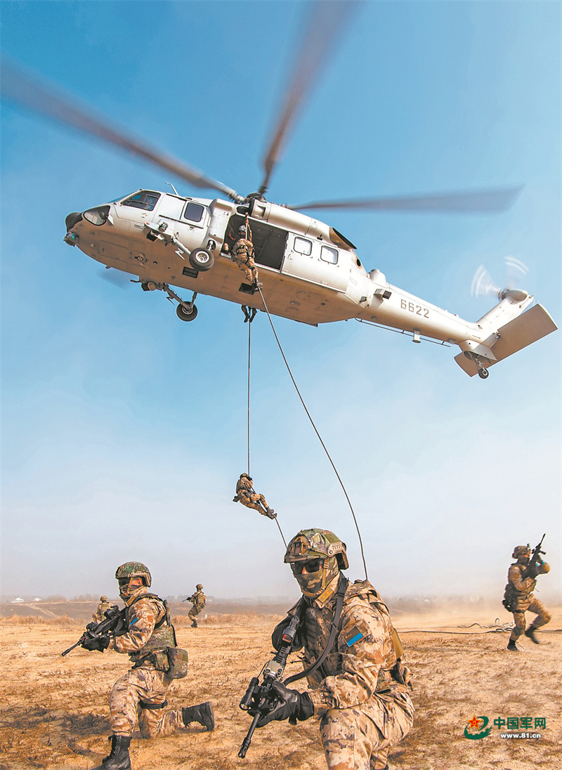 精兵突击从天降空降兵某旅开展侦察分队实战化演练