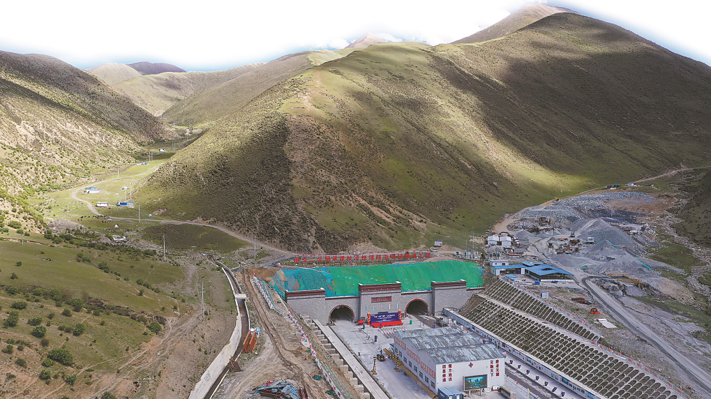 世界最长超高海拔公路隧道全线贯通