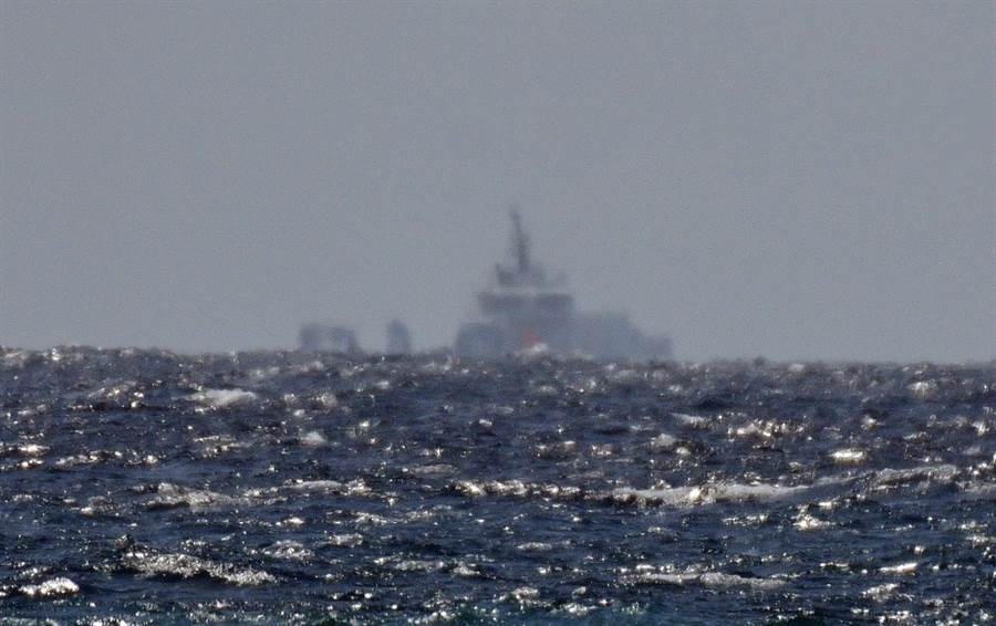 台湾东部海域26日清晨发现1艘运输舰。（图片来源：台湾中时新闻网）