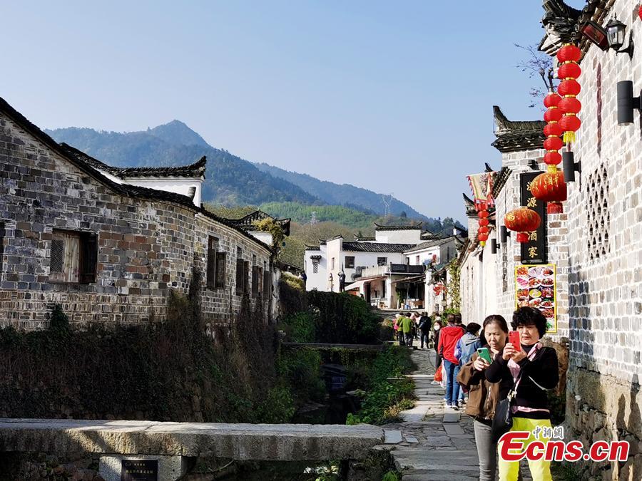 People visit the Chaji village, Jingxian County, Xuancheng City, East China's Anhui Province, Nov. 9, 2002. (Photo: China News Service/Zhang Qiang)