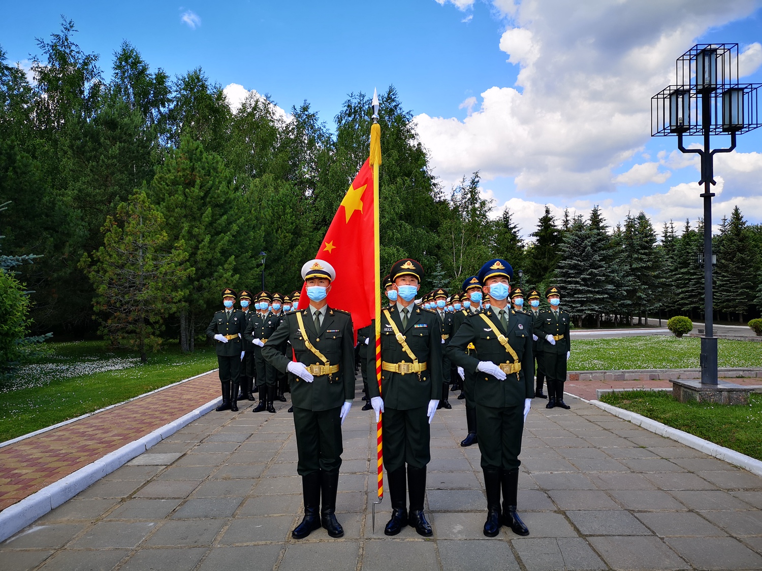 俄罗斯举行胜利日红场阅兵式，多位独联体国家领导人与普京共同阅兵并向烈士墓献花_凤凰网