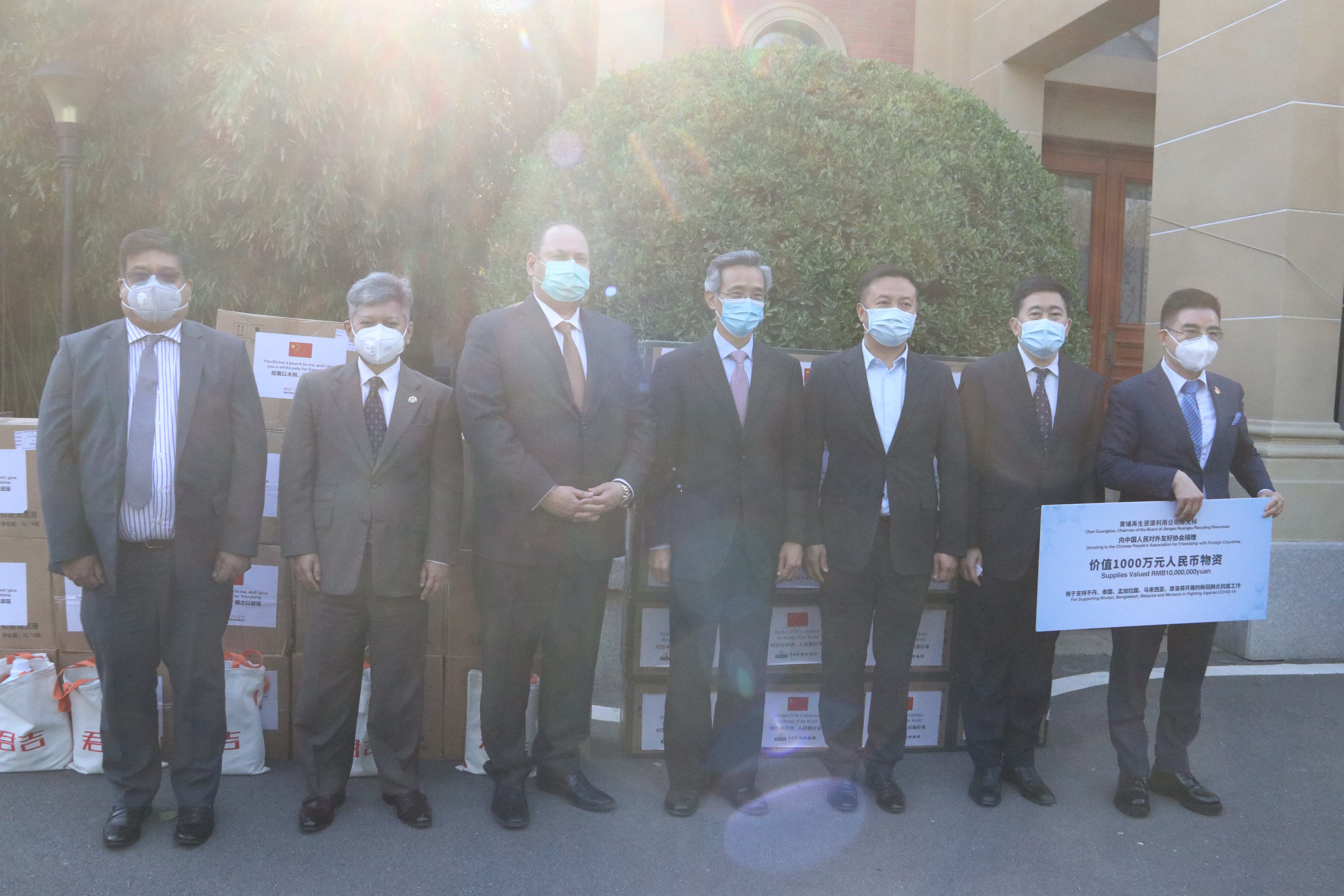 在捐赠活动现场,陈光标(右一)与中国人民对外友好协会会长林松添以及孟加拉国、马来西亚、摩洛哥、泰国的驻华大使在一起