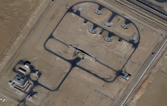 觅熵科技技术人员研判，1月26日拍摄的卫星影像显示，在科威特的美军阿里·萨利姆空军基地，同样加强了爱国者导弹发射车、AN/MPQ-65 雷达车等防空反导武器系统的部署