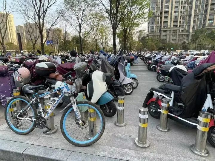 杭州地铁口这幕让人傻眼：上下班的人太难了
