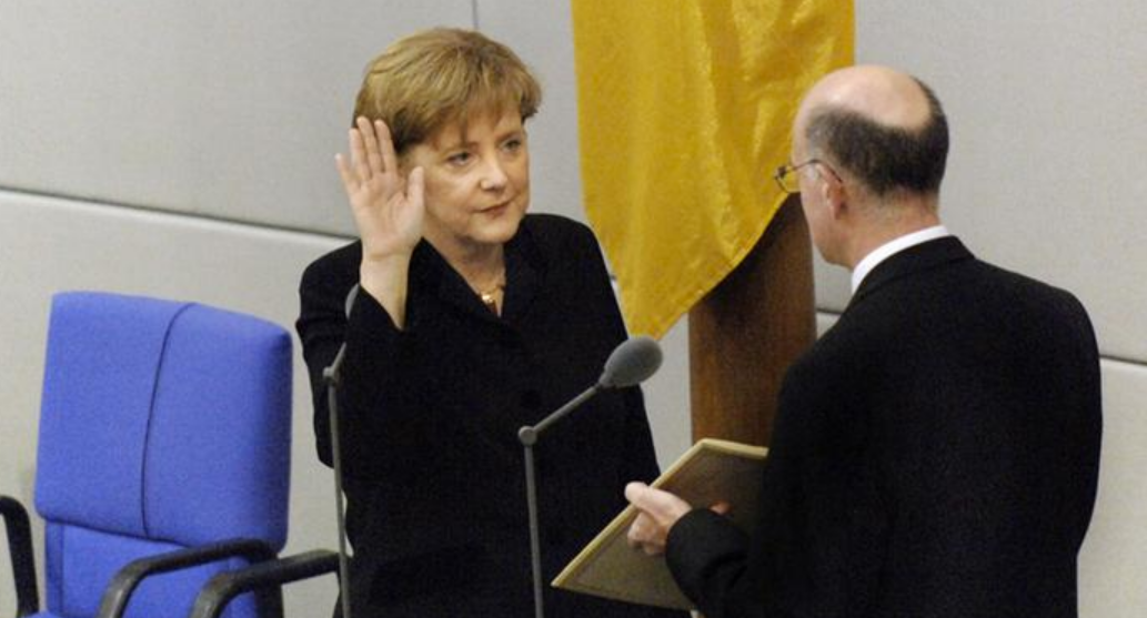 “我将为德国服务”，默克尔在首次宣誓就职时说。2005年11月，默克尔成为德国联邦总理，她是德国第一位女性总理。