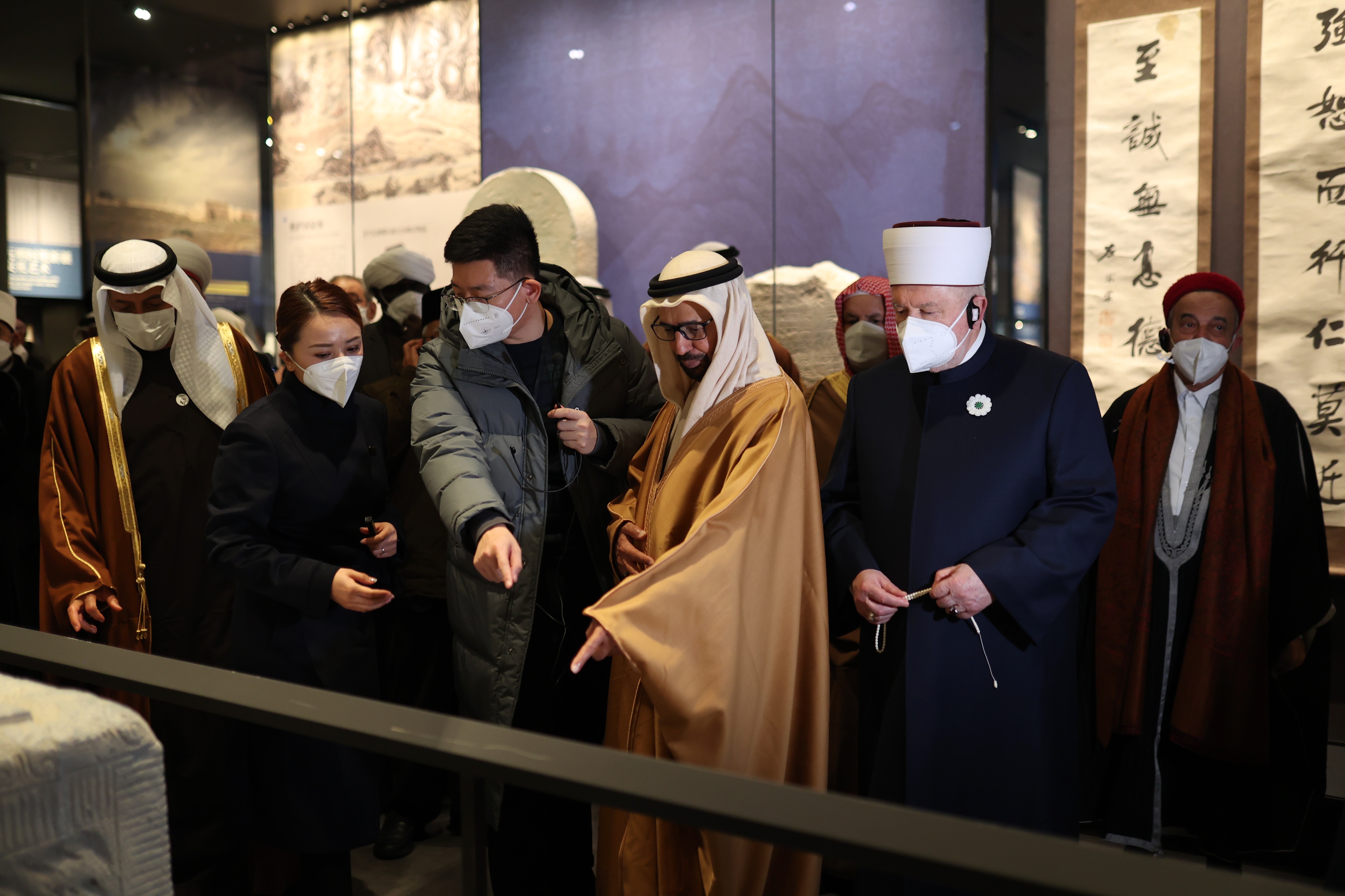8日，世界知名伊斯兰宗教人士和学者代表团参观新疆维吾尔自治区博物馆