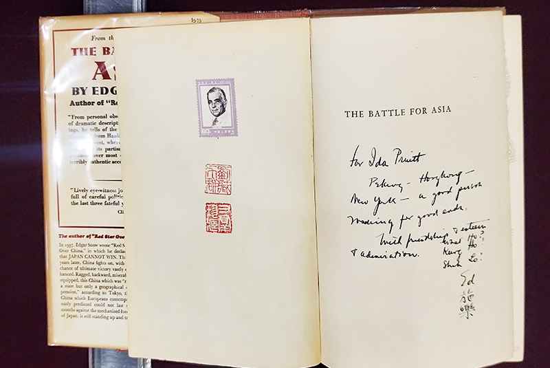 1942年斯诺题赠给中国工合国际委员会总干事浦爱达的《为亚洲而战》。环球网文化记者 张嘉玉摄