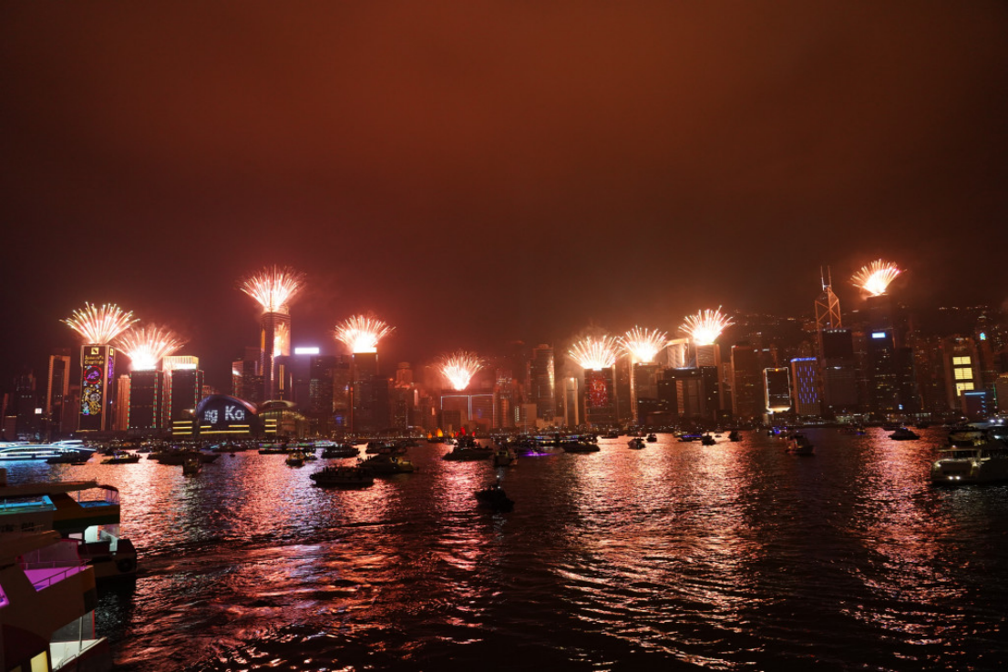进入2023年零时零分，历时十分钟的“幻彩咏香江”加强版烟火光影汇演随即上演。图自香港星岛网
