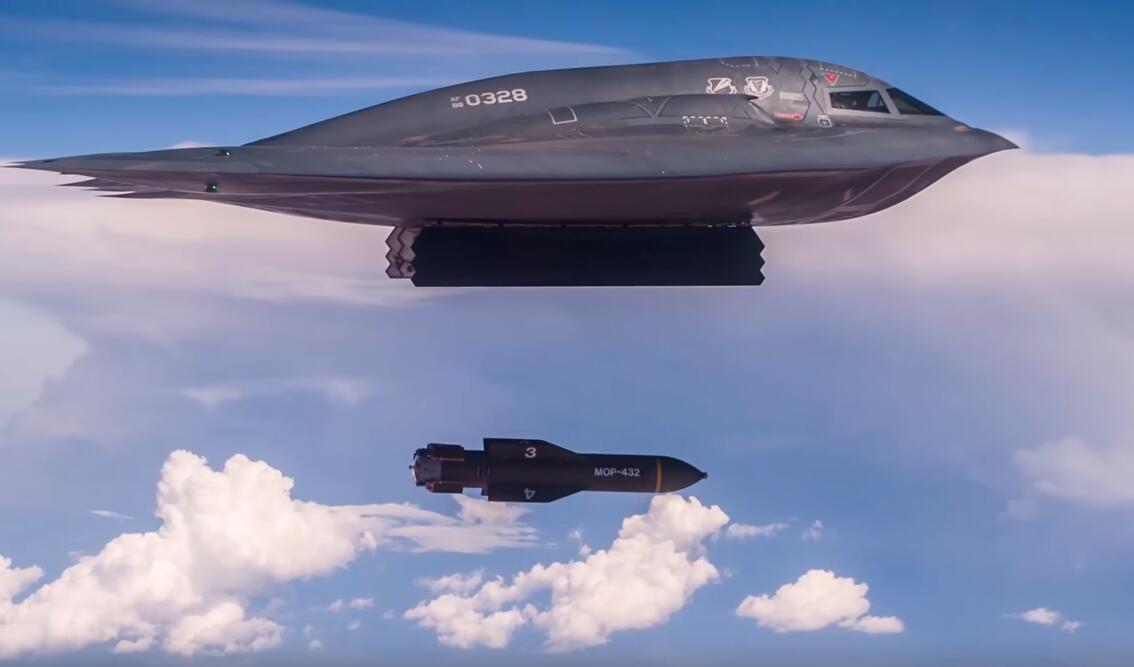 B-2轰炸机投掷GBU-57巨型钻地弹