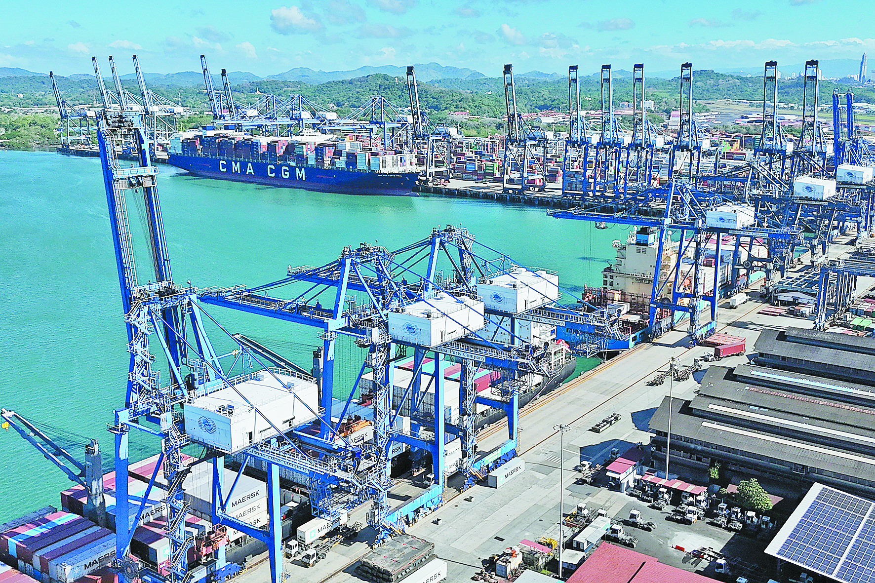 1月30日，巴拿马城，由长和旗下的巴拿马港口公司运营的巴尔博亚港，起重机正在为货船装货。（视觉中国）