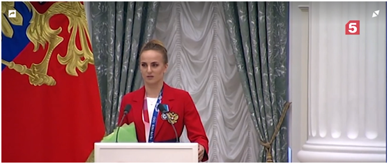 （舒洛奇金娜发言致谢图源：“第五频道”电视台视频截图）