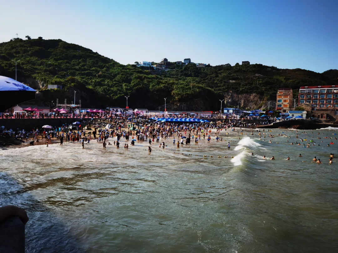 玉环市旅游事业发展中心 2021年10月2日 国庆首日金沙滩景区 据悉,金