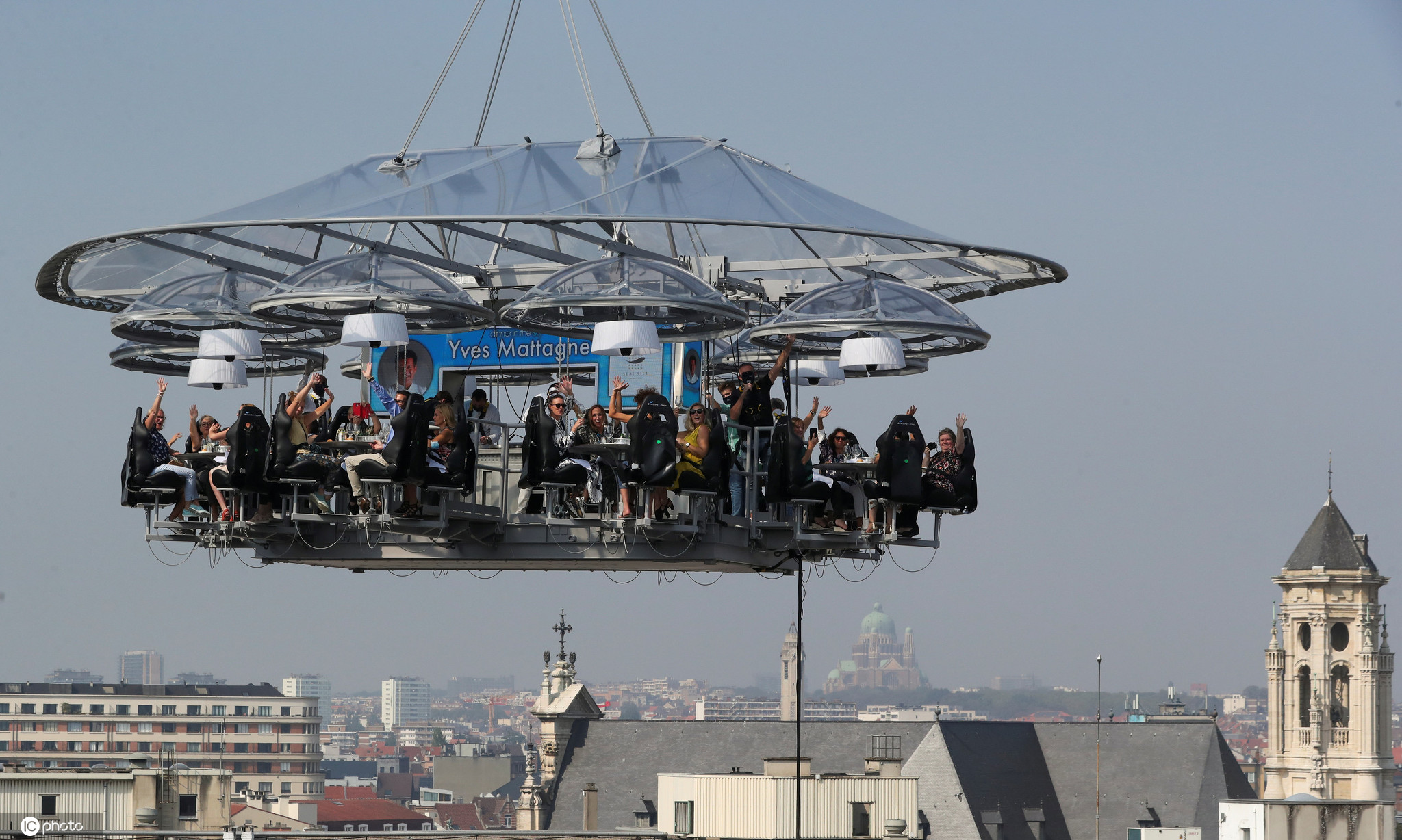 比利时“空中餐厅”独特就餐体验 顾客悬空享美食鸟瞰美景
