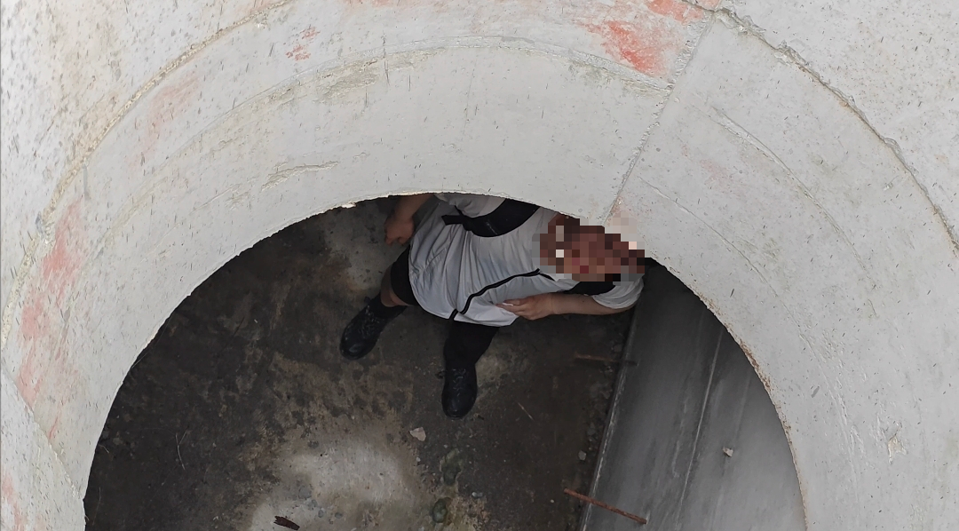 被困男子。图源:贵州消防