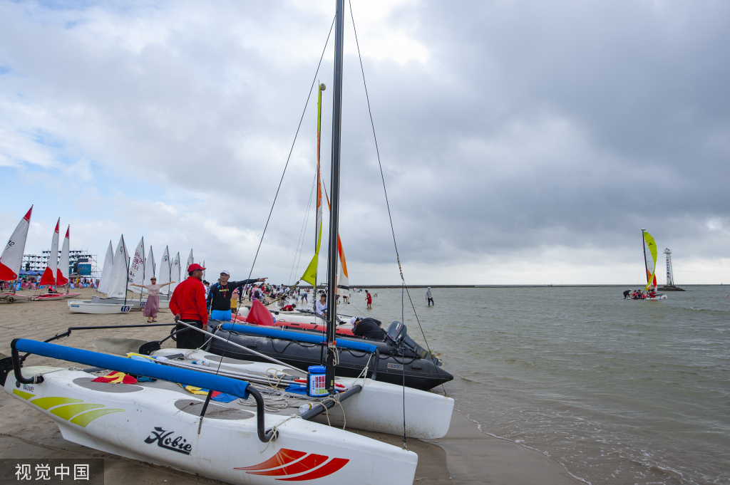 海南琼海第八届潭门赶海节举行市民海滩上赶海