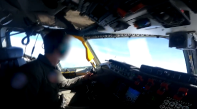 美军公布视频截图，图为美军机飞行员在驾驶舱内看向中国战机