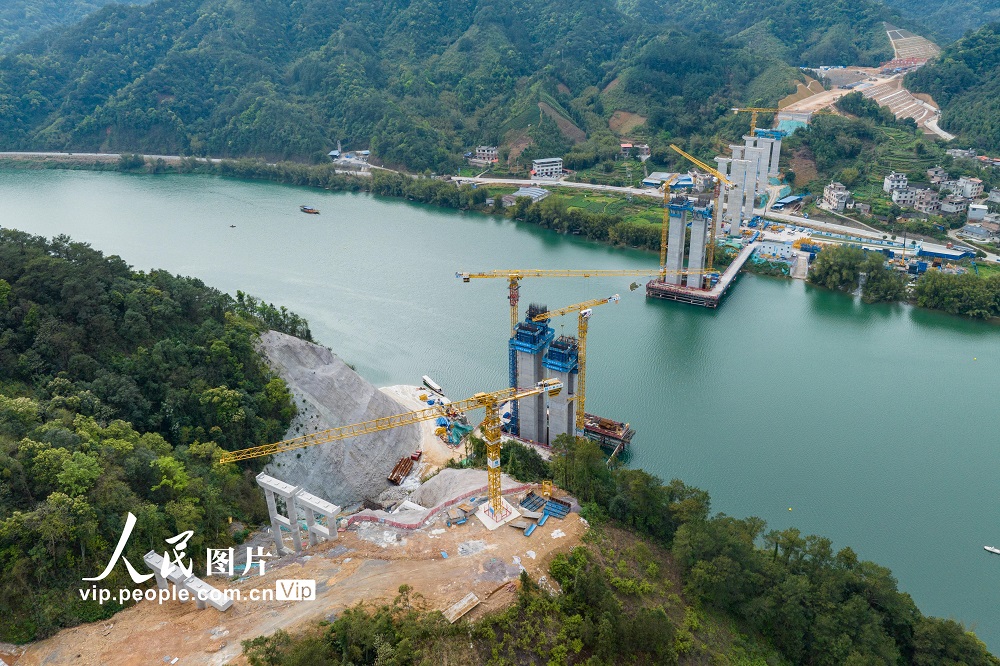 广西昭平加快苍昭高速公路桂江特大桥建设