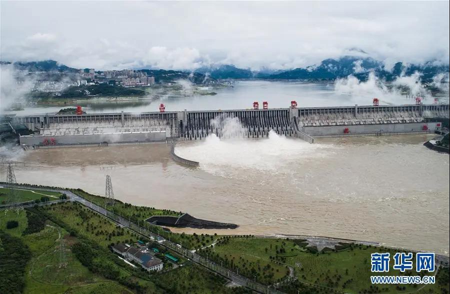 6月29日，三峡枢纽开启泄洪孔泄洪（无人机照片）。新华社记者 肖艺九 摄