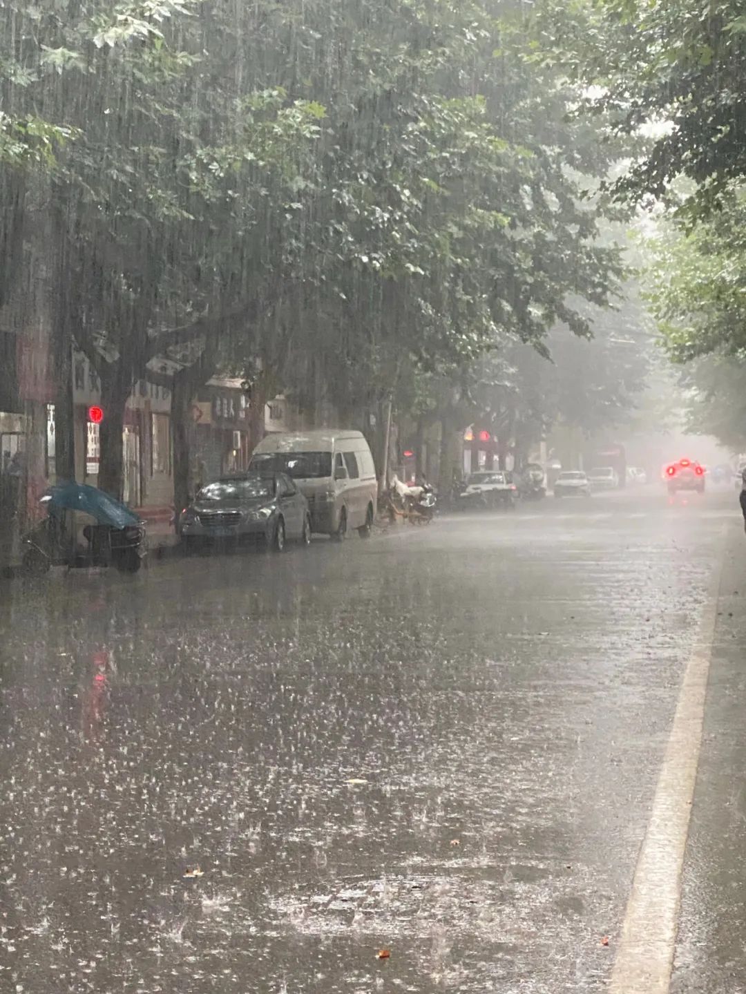 西安突迎暴雨上热搜多地积水严重车辆被淹陕西发布最新预警