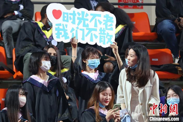 泱波 摄毕业生留下了离别的眼泪.