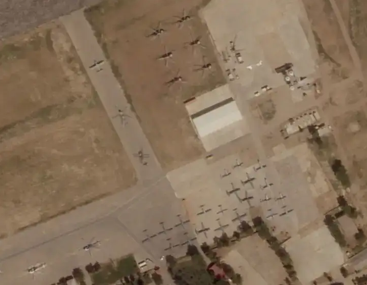 出现在乌兹别克斯坦机场上的前阿富汗空军飞机