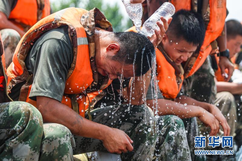 金戈鐵甲戰洪魔東部戰區陸軍英雄部隊抗洪一線全力搶險救災