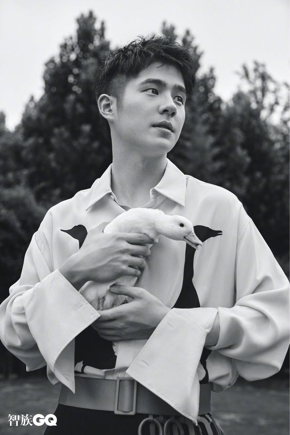 7月31日,刘昊然为某杂志拍摄的大片曝光,照片里的刘昊然以各种美食为