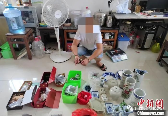 公安机关从犯罪嫌疑人家中搜出大量被盗文物。桂林市公安局供图