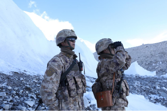 岗嘎边防连官兵在雪山冰川上巡逻。日喀则军分区供图