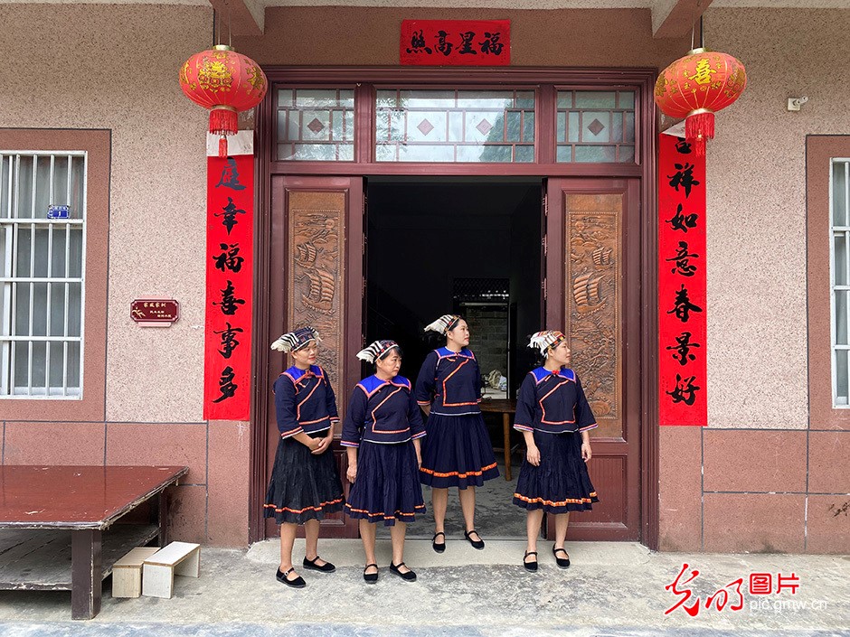 广西崇左市大新县宝圩乡板价村身着传统壮族服饰的村民。 来源：光明网