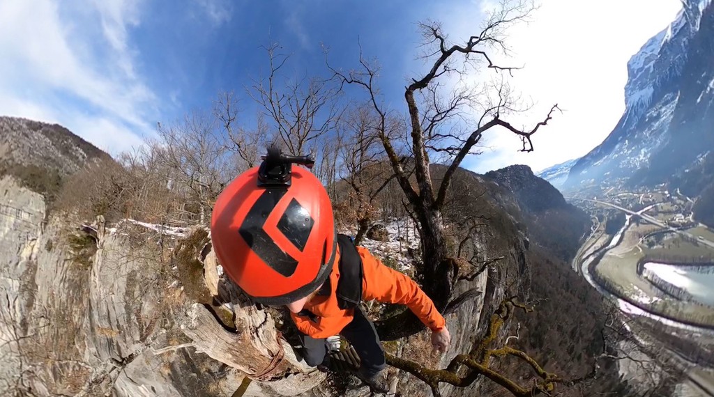 瑞士极限挑战者高空跳落镜头记录惊险瞬间