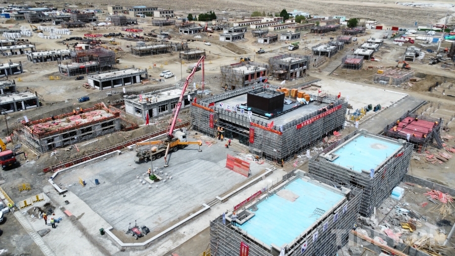 图为森嘎村灾后重建现场