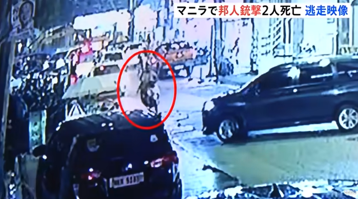 日媒称，枪击发生后，疑似枪手的二人乘摩托车逃离现场。