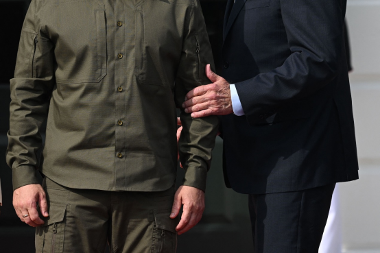 9月21日，美国总统拜登在白宫欢迎乌克兰总统泽连斯基。《时代》周刊报道所配图片突出了二人的肢体接触