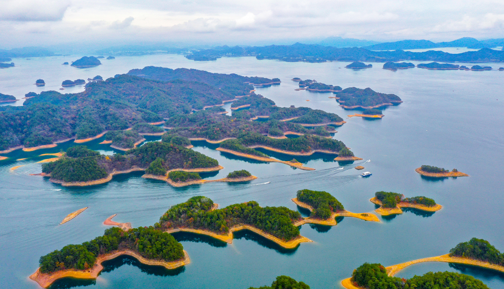 浙江杭州千岛湖梅峰观岛港湾纵横 千姿百态宛如迷宫