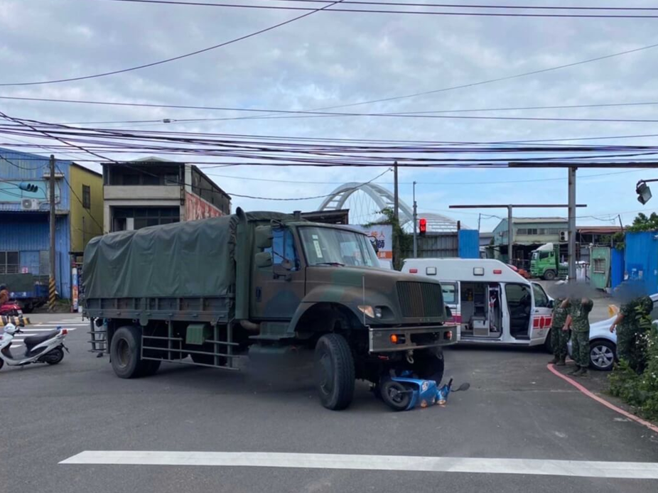 10月25日早,台湾一辆军用卡车与一辆摩托车发生碰撞.(图片来源:台媒)