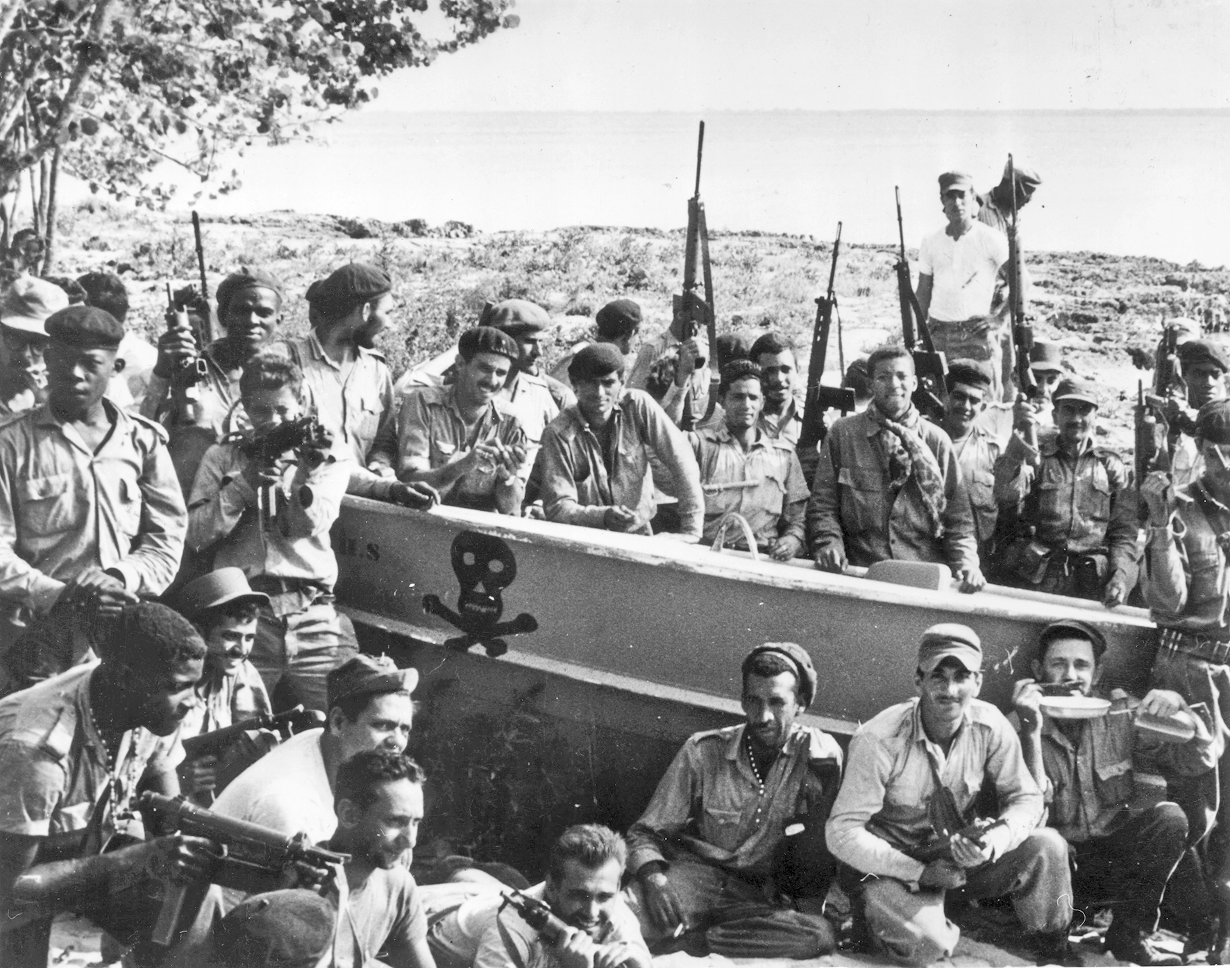 战役胜利后，古巴军人庆祝击溃敌军。