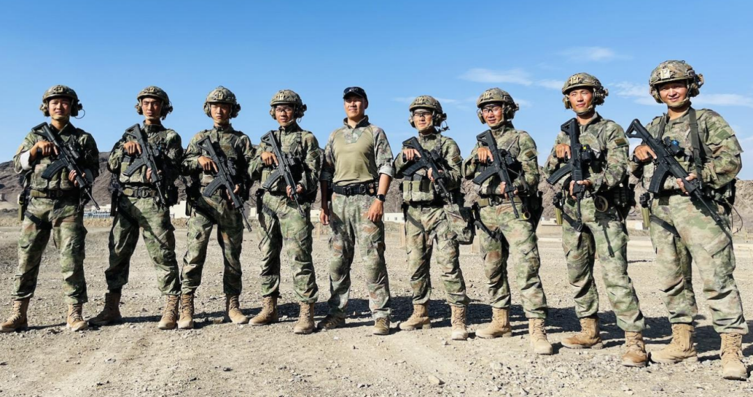 出国参赛前解放军特种兵请来不穿军装的神秘教头