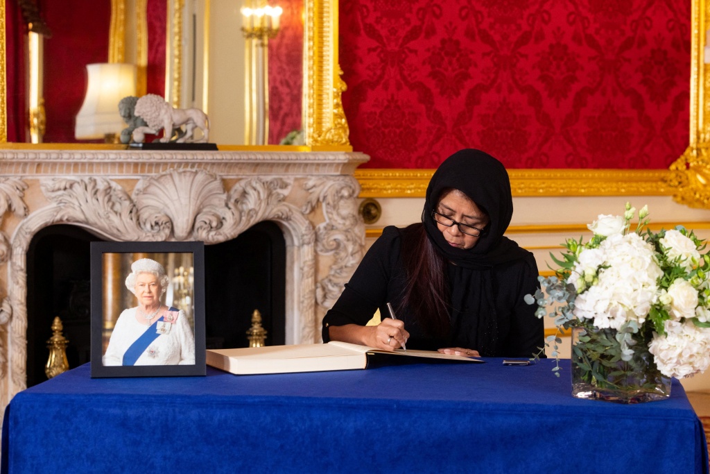 多国领导人抵达英国 签署吊唁簿悼念英女王伊丽莎白二世