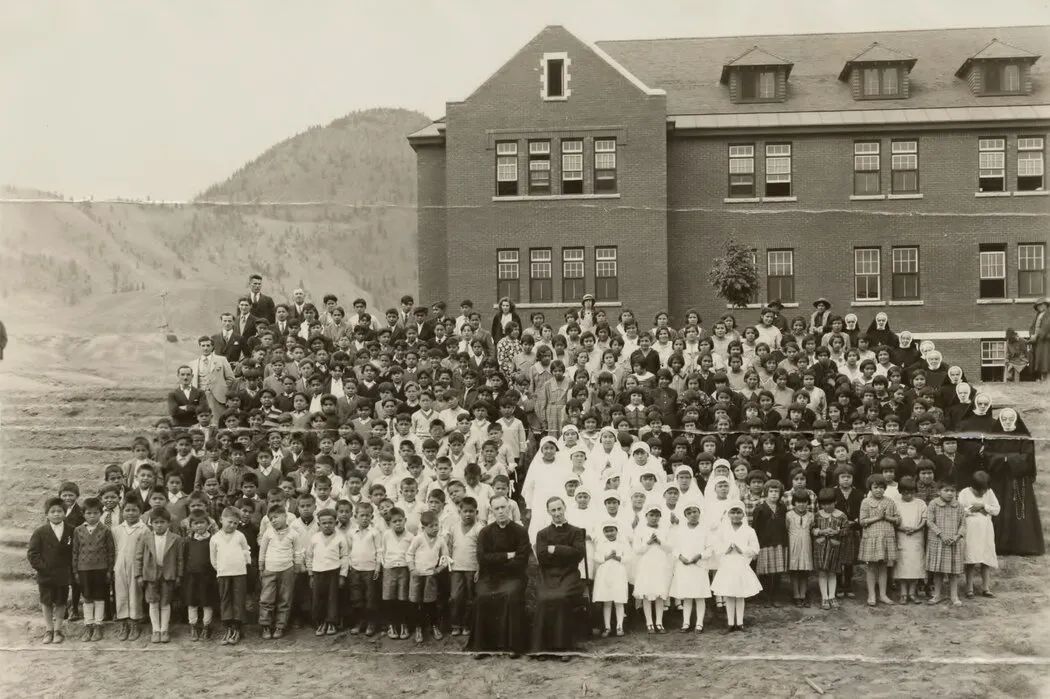 ▲ 1937年，坎卢普斯原住民寄宿学校师生合影。
