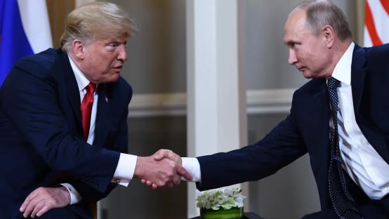 2018年，特朗普（左）与普京握手。图源：美媒